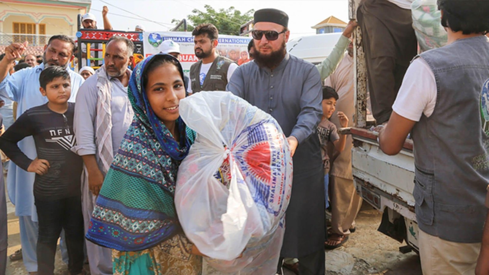 Providing aid to the earthquake victims